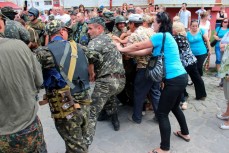 Украинцы стали активно сопротивляться работникам военкоматов из-за повальной мобилизации