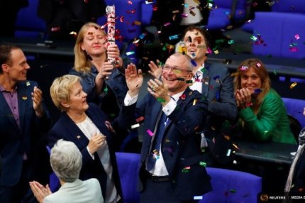 Празднование легализации однополых браков в германском парламенте.