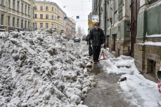 Петербуржцы встретили Новый год с прошлогодним снегом на улицах города
