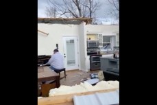 Вирусное видео из США: хозяин в разрушенном торнадо доме играет на пианино