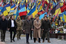 Зеленский гуляет по украинскому кладбищу с военными