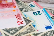"Тинькофф" введет комиссию за хранение валюты на брокерском счете