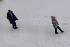 В Казани на видео попал мужчина, который преследовал маленькую девочку