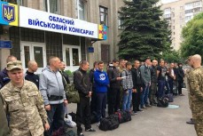 Мобилизованные украинцы возле военкомата