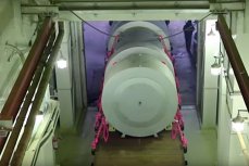 Подводный беспилотный аппарат «Посейдон» помещённый в футляр вывозят из завода