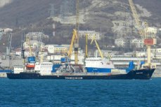 Турецкий сухогруз Nadezhda, следовавший в Новороссийск с овощами и фруктами, подвергся атаке беспилотников в Черном море.