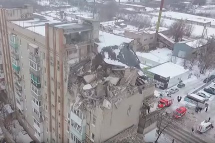 Разрушенные взрывом верхние этажи дома в шахтах
