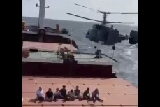Высадка российской досмотровой групы с вертолета на  судно «Сукра Окан»