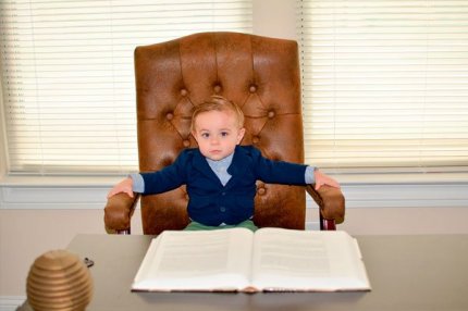 Ребёнок в кресле директора
