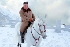 Северокорейский лидер Ким Чен Ын снялся в фильме «Великий год побед» мчась на белом коне