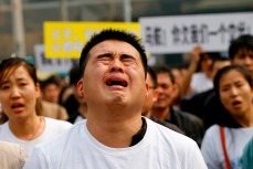 В Китае запретили показывать роскошь, накрашенных мужчин и платить высокие зарплаты 
