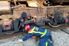В Красноярском крае поезд проехал над пьяным мужчиной, который уснул  на путях