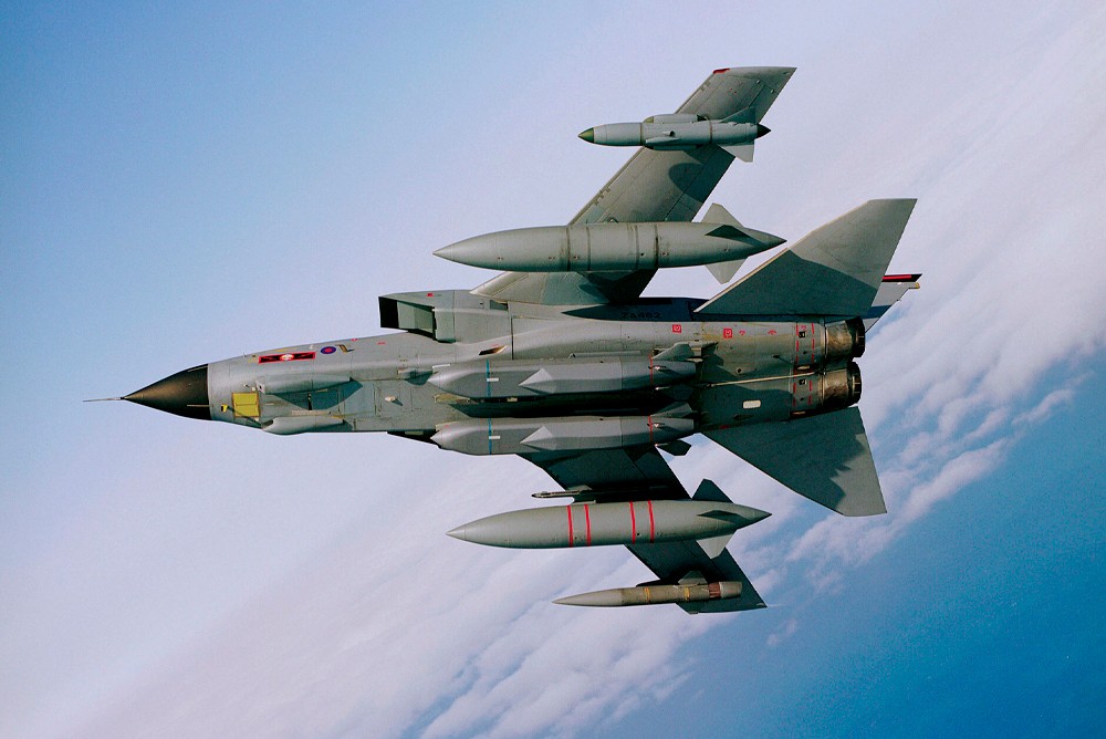 Tornado GR4 RAF несет под фюзеляжем две ракеты Storm Shadow