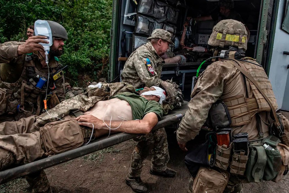 Раненных украинских морских пехотинцев эвакуируют из зоны обстрела