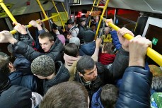Давка в автобусах и поездки без масок усугубляют эпидобстановку в Петербурге