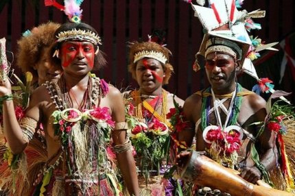 Танцоры во время традиционного шоу в Порт-Морсби, Папуа-Новая Гвинея