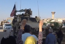 Жители Сирии закидывают гнилыми овощами американских военных