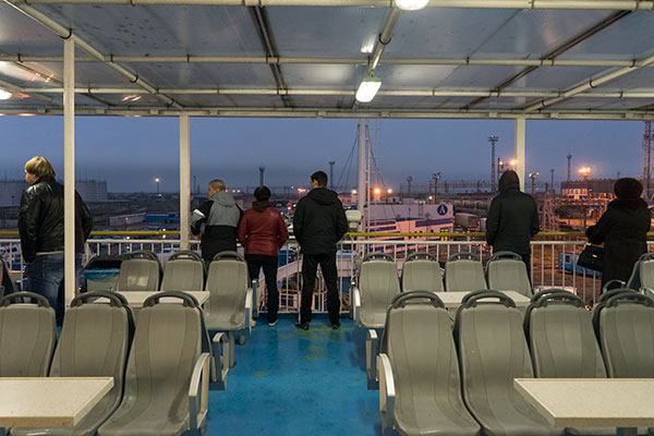 Пассажиры на верхней открытой палубе парома. Порт "Кавказ".