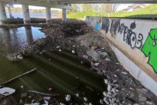 Мусорный коллапс в Петербурге усугубляет тяжелое состояние реки Ижоры 