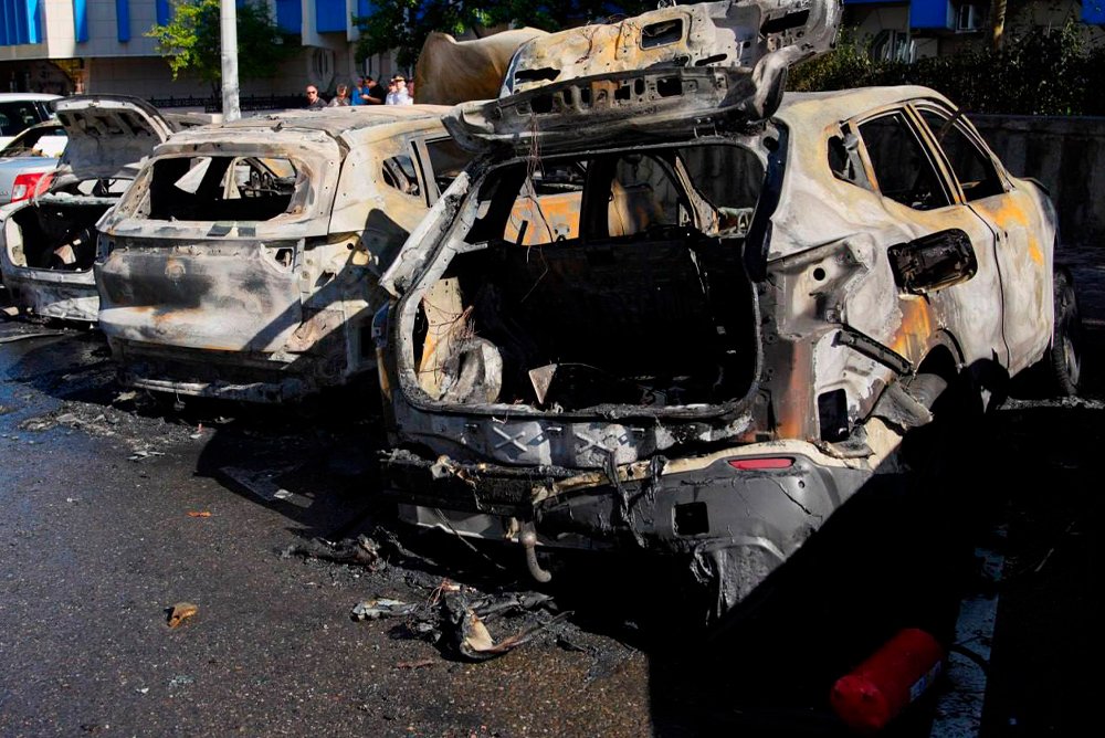 Сгоревшие автомобили в Новороссийске - результат удара украинского дрона