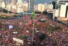 Марши протеста в Бразилии против кандидата в президенты Джейра Болсонару