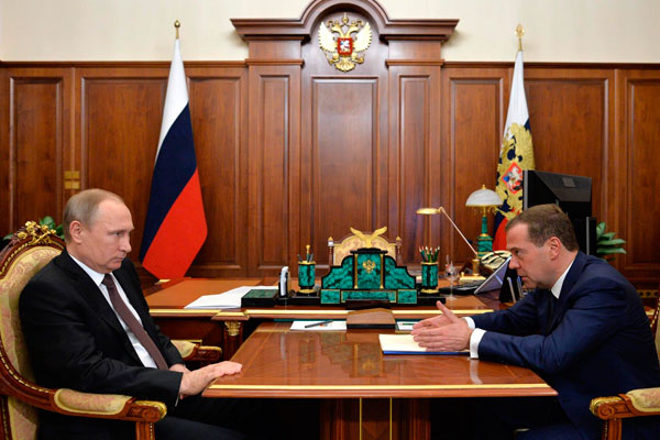 Рабочая встреча Владимира Путина с Дмитрием Медведевым.