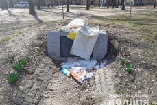 Памятник УПА забросанный мусором