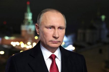 Владимир Путин на фоне Кремля.