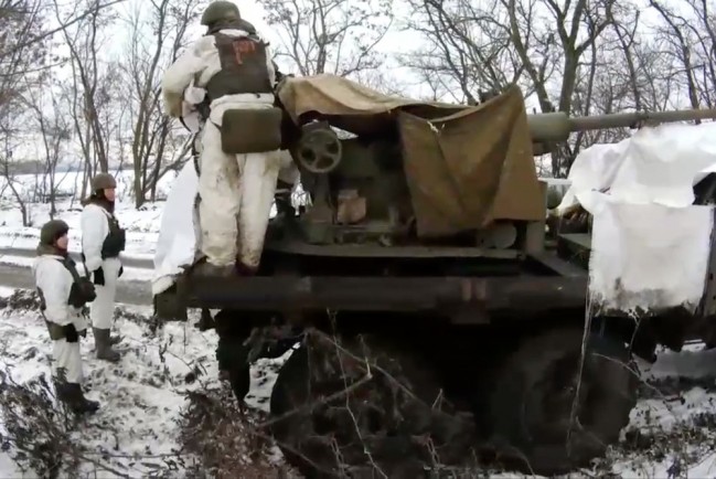 Кадры наступления «Отважных» под Сватово: зенитные орудия и танки поддерживают пехоту огнем