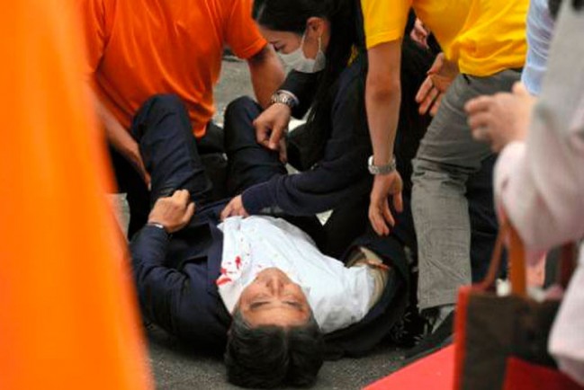 Японские СМИ опубликовали кадры с моментом убийства экс-премьера Синдзо Абэ