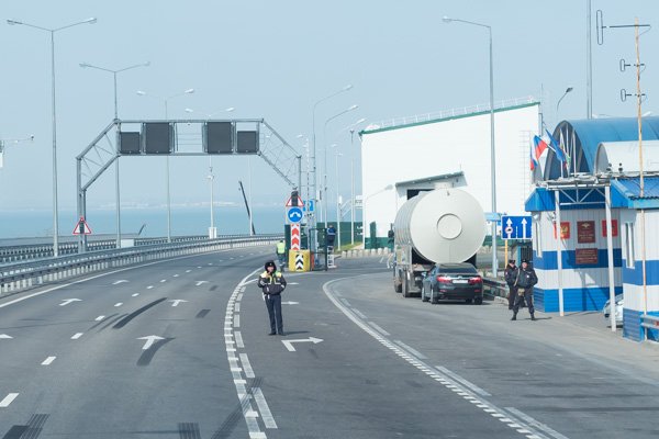 Пост полиции на въезде на Крымский мост