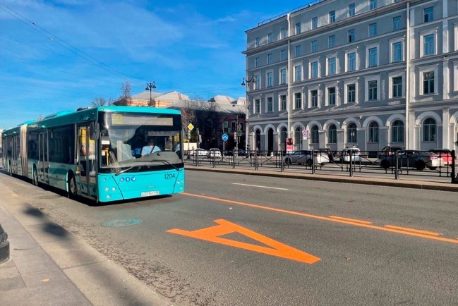 Петербуржцы требуют сделать постоянной выделенную полосу для автобусов на Лиговском проспекте