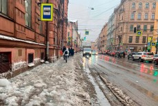 Упасть или нарушить ПДД? Петербуржцы вынуждены нарушать правила из-за неубранных от снега тротуаров