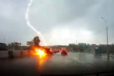 В Новосибирске в автомобиль ударила молния