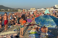 Огромные толпы отдыхающих на пляжах Геленджика
