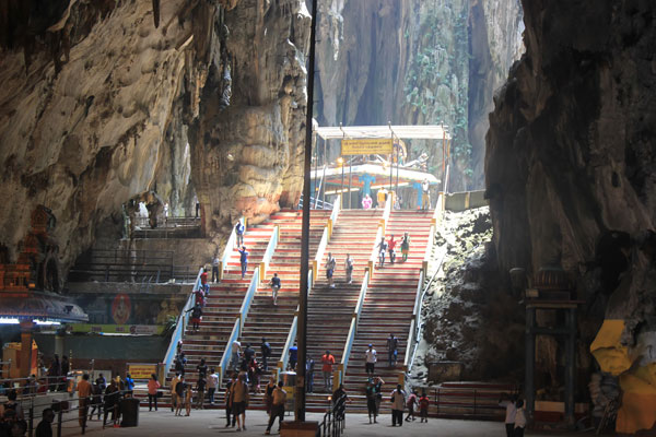 Лестница к пещере Бату. Куала-Лумпур. Малайзия.