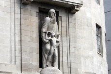 В Лондоне, на здании ВВС, мужчина пытался снести скульптуру педофила